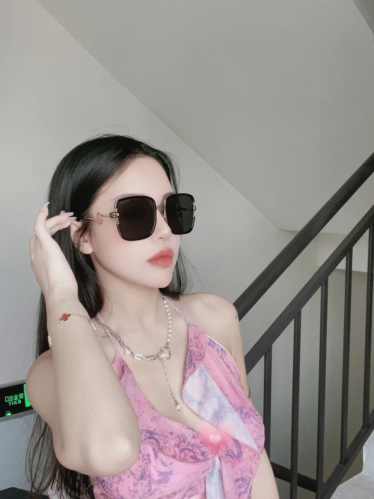 Bvlgari Serpenti Lunettes de Soleil Carrées Noires et Or 8