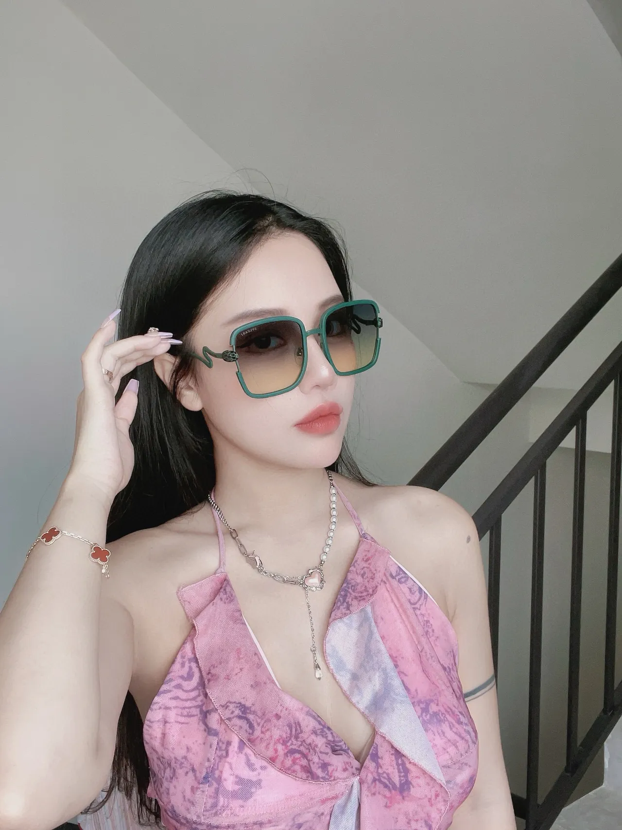 Bvlgari Serpenti Lunettes de Soleil Carrées Noires et Or 9