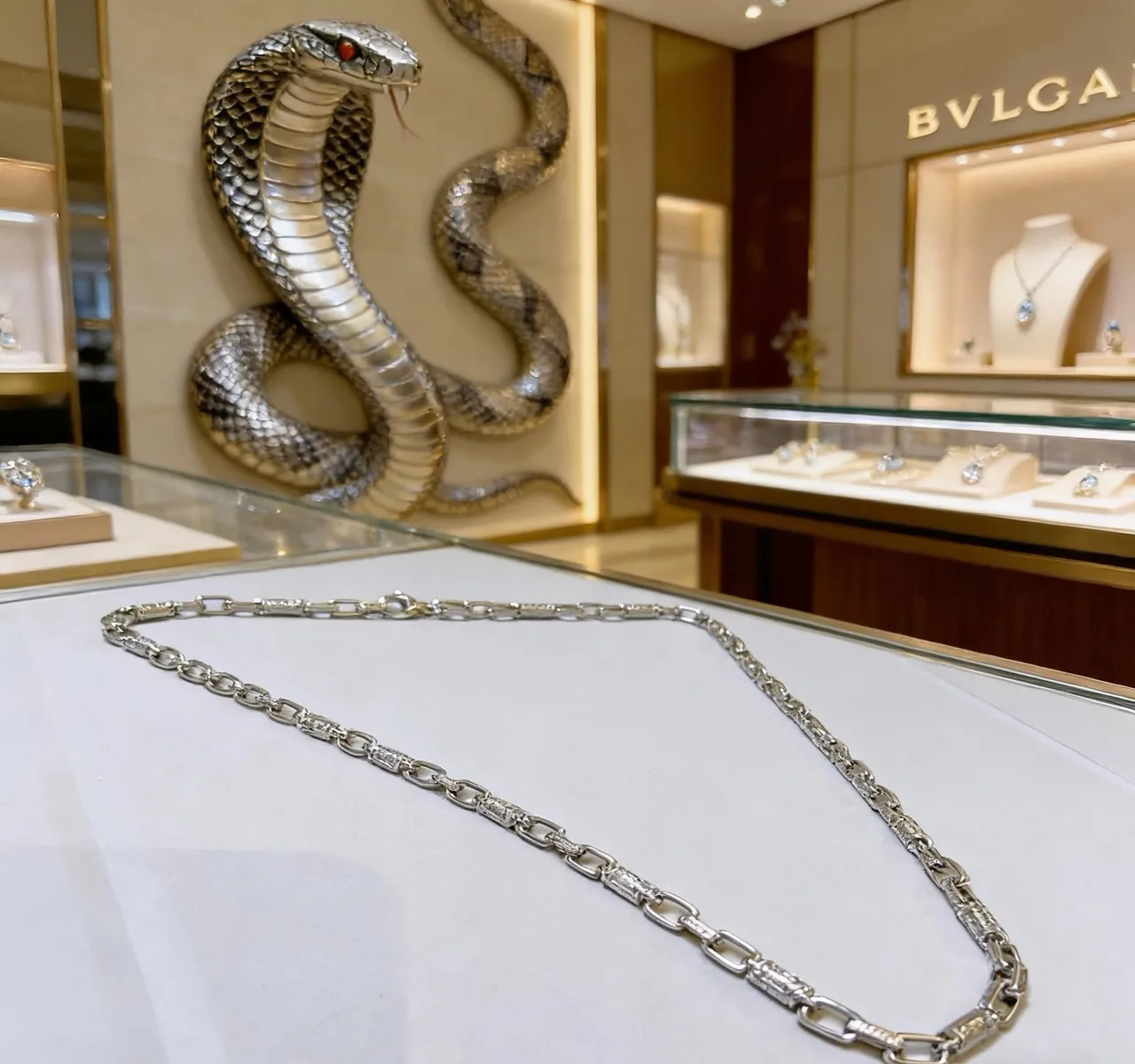 Bvlgari রুপালি বেইজ মোটা লিংক চেইন টেক্সচার্ড বৃত্তাকার অ্যাকসেন্ট হার 2