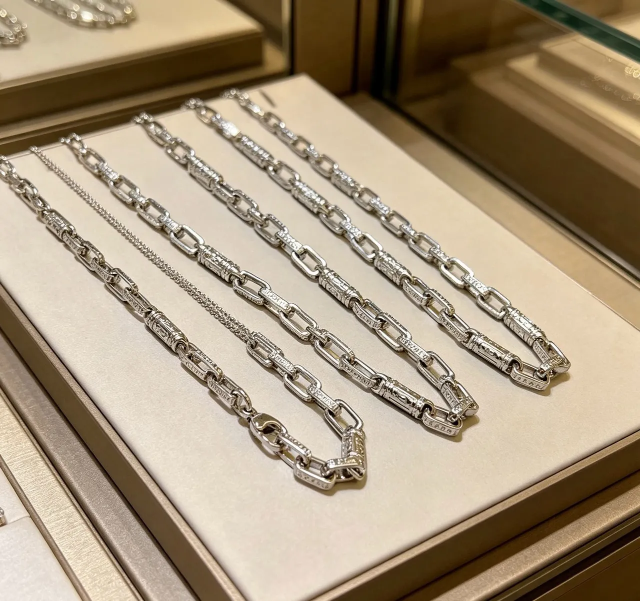 Bvlgari রুপালি বেইজ মোটা লিংক চেইন টেক্সচার্ড বৃত্তাকার অ্যাকসেন্ট হার 6
