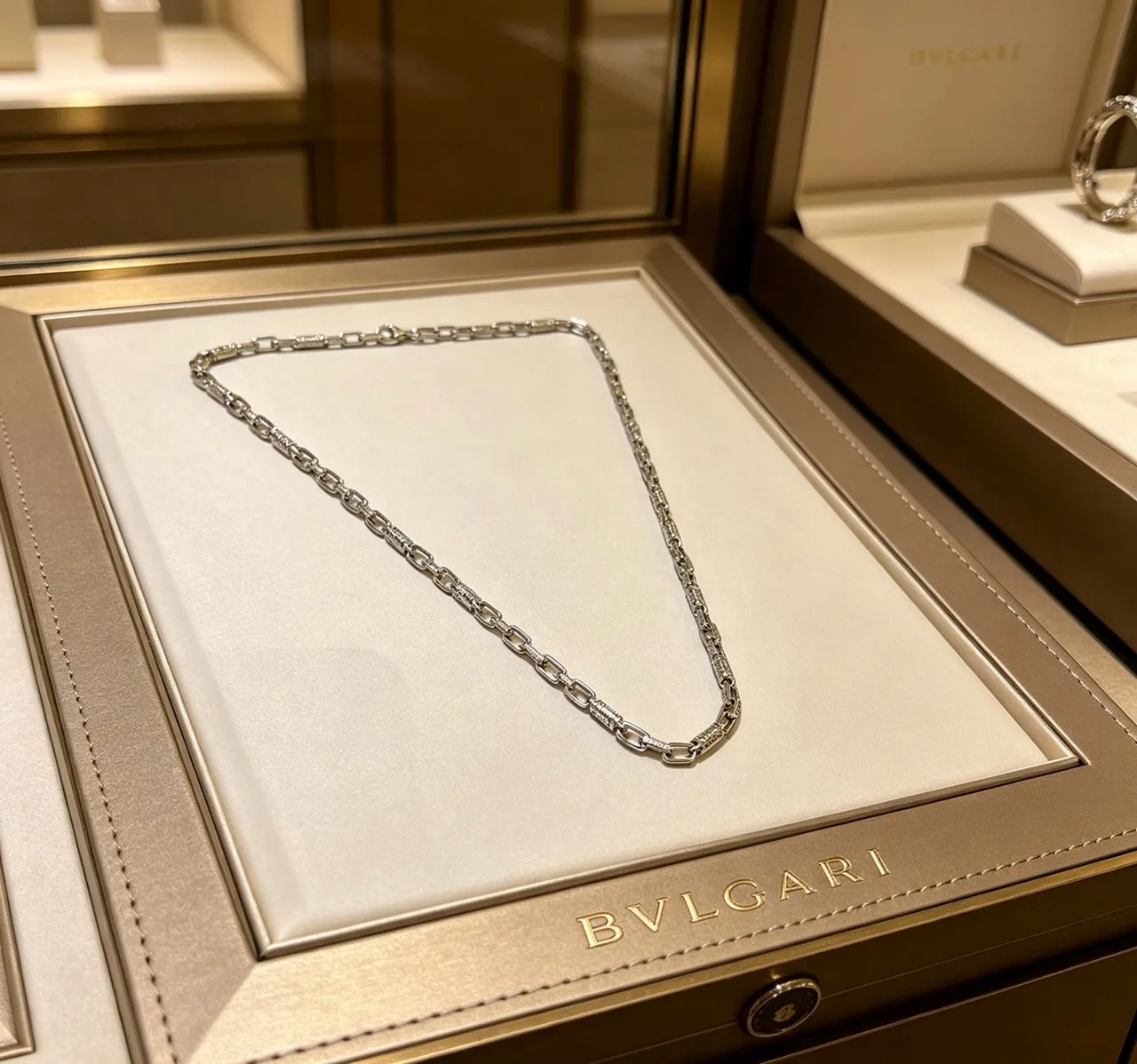 Bvlgari রুপালি বেইজ মোটা লিংক চেইন টেক্সচার্ড বৃত্তাকার অ্যাকসেন্ট হার 9