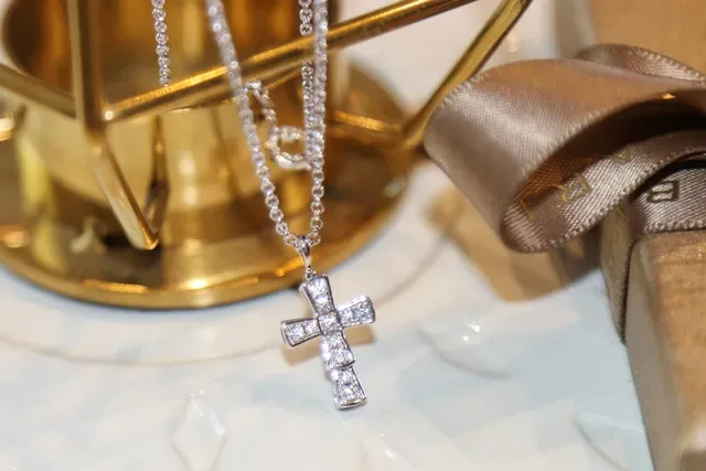 Bvlgari Collier Chaîne Fine Argent Pendentif Croix Pavé 3
