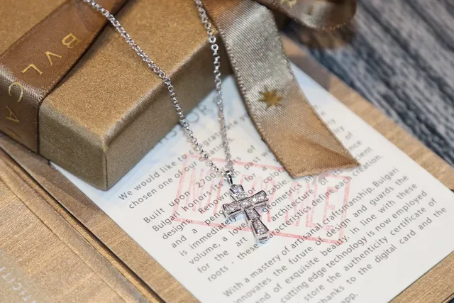 Bvlgari Collier Chaîne Fine Argent Pendentif Croix Pavé 4