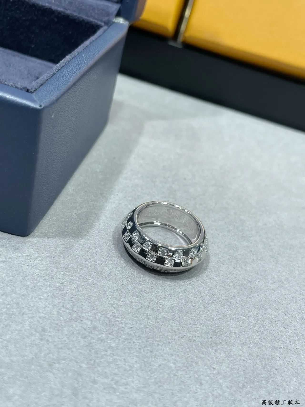 Bague Cartier Coup de Fouet Bande Large Diamants Pavé 4