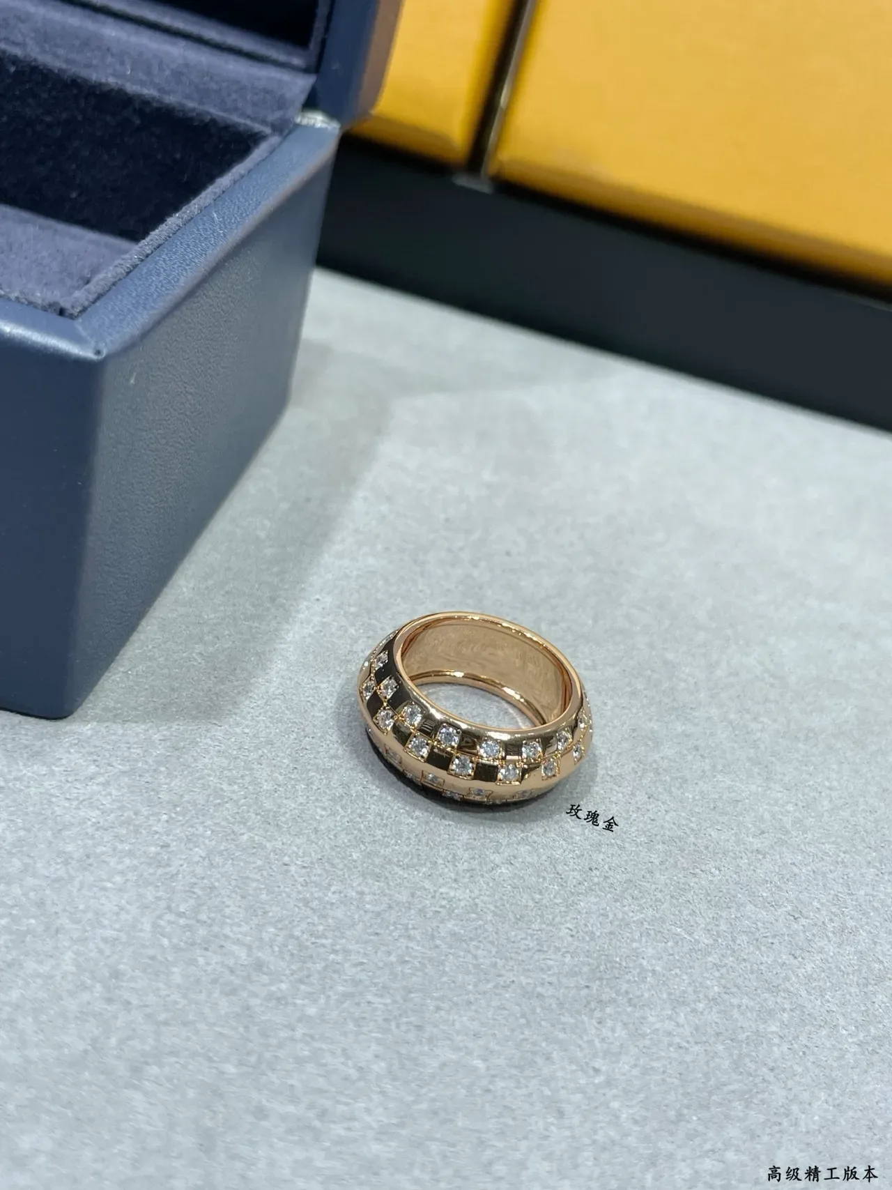 Bague Cartier Coup de Fouet Bande Large Diamants Pavé 5