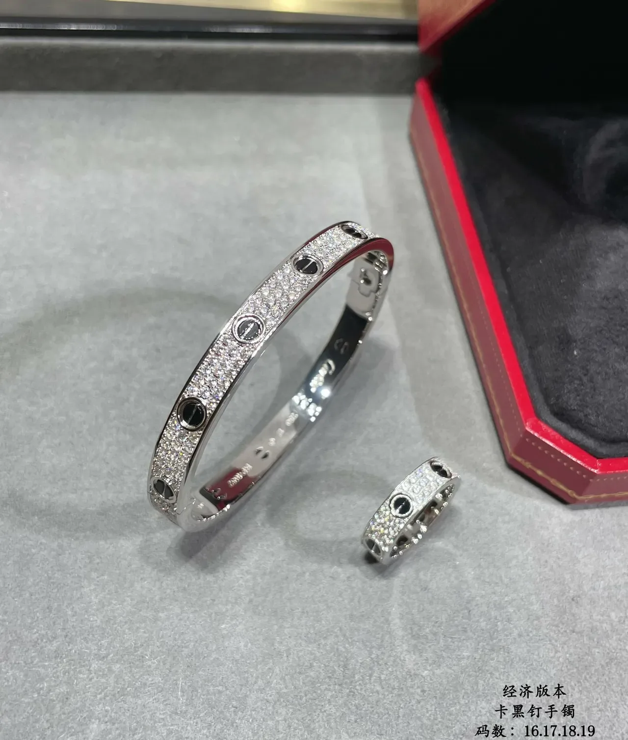 Pulseira Cartier Juste un Clou Pavé com Diamantes e Ônix Motivo Parafuso 8