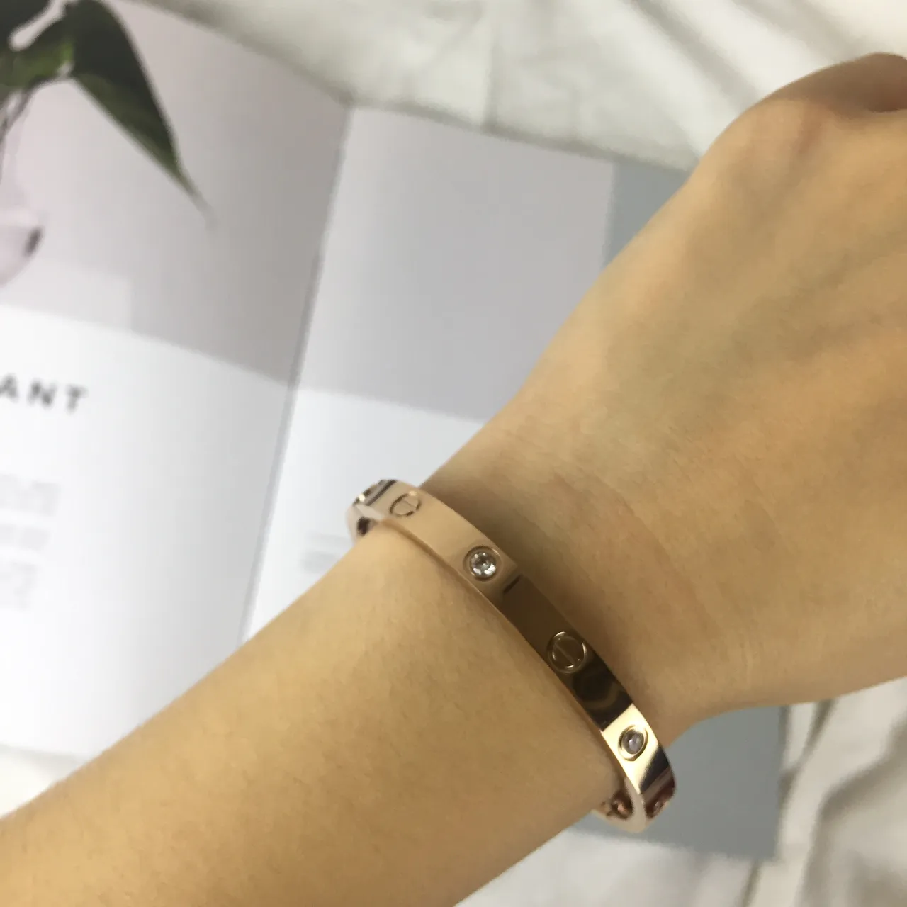 Bracelet Cartier Love Émail Noir et Or en Ton Or Motif de Vis Bracelet 2