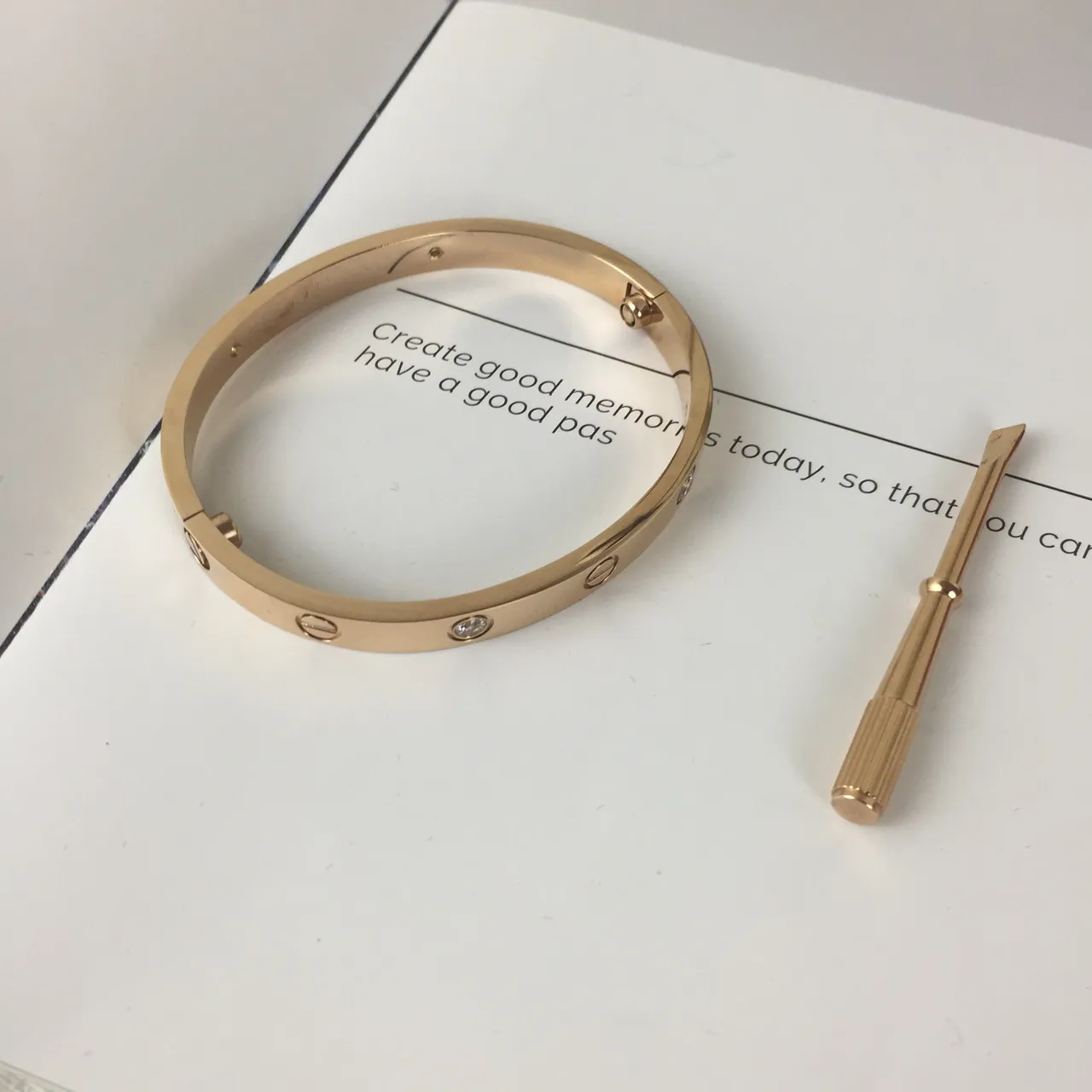 Bracelet Cartier Love Émail Noir et Or en Ton Or Motif de Vis Bracelet 3