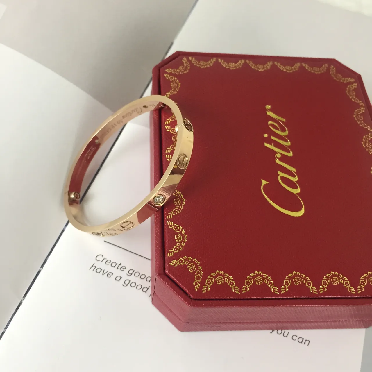 Bracelet Cartier Love Émail Noir et Or en Ton Or Motif de Vis Bracelet 4