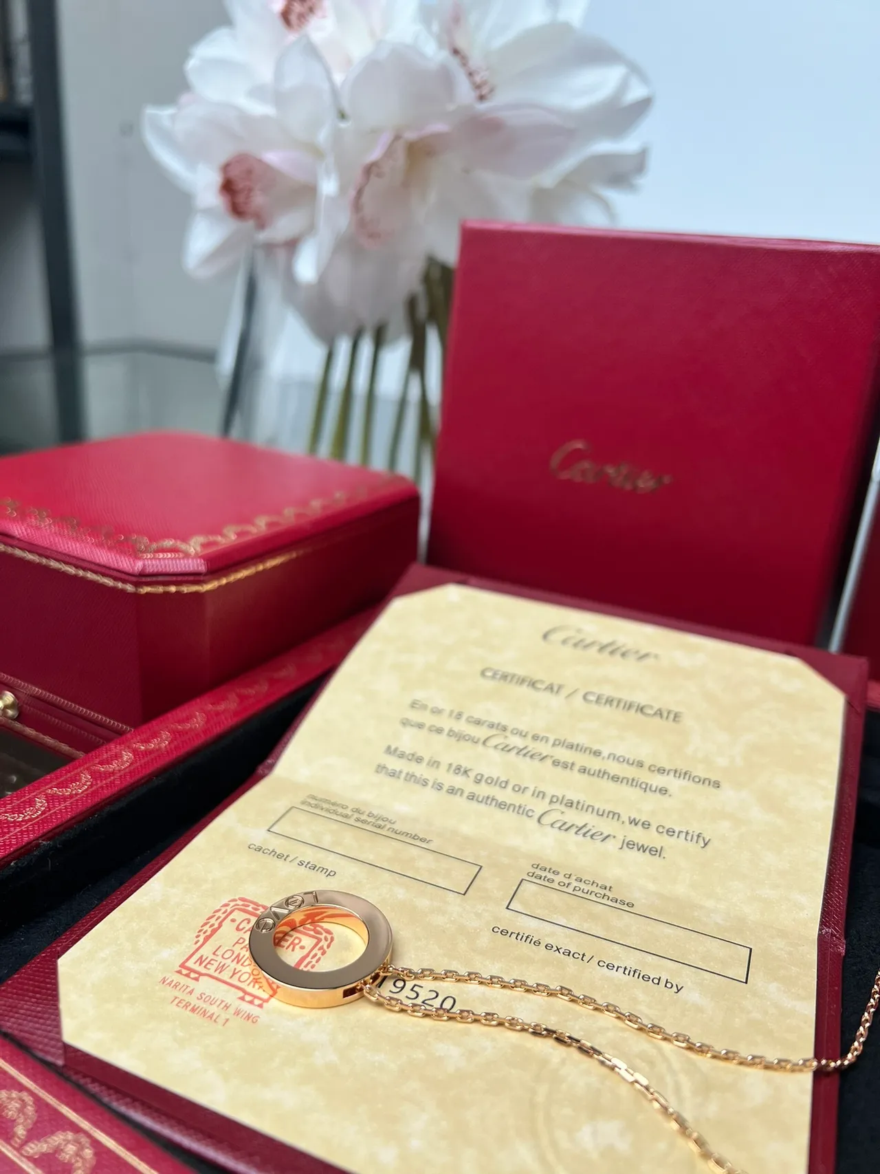 Cartier Love Pingente de círculo aberto em ouro e branco com detalhe de motivo de parafuso colar 5