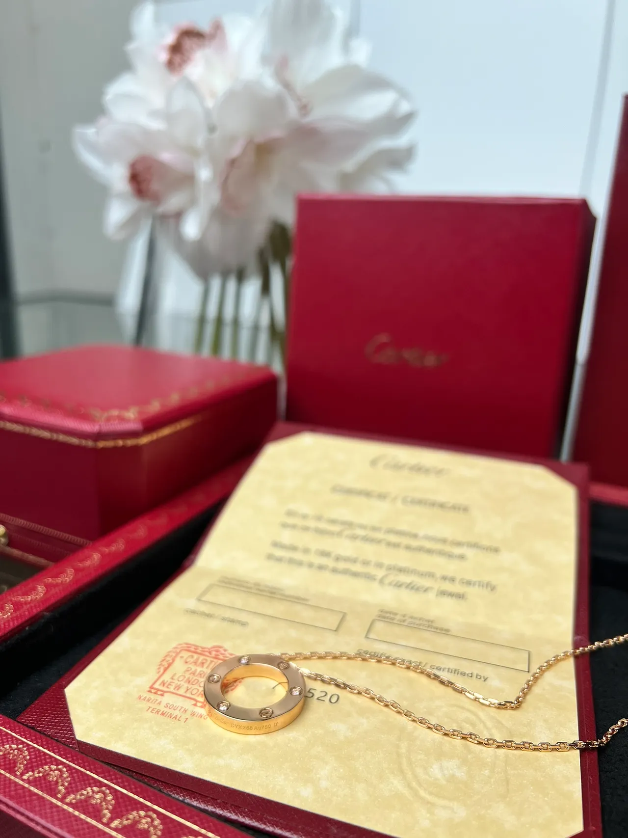 Cartier Love Pingente de círculo aberto em ouro e branco com detalhe de motivo de parafuso colar 6