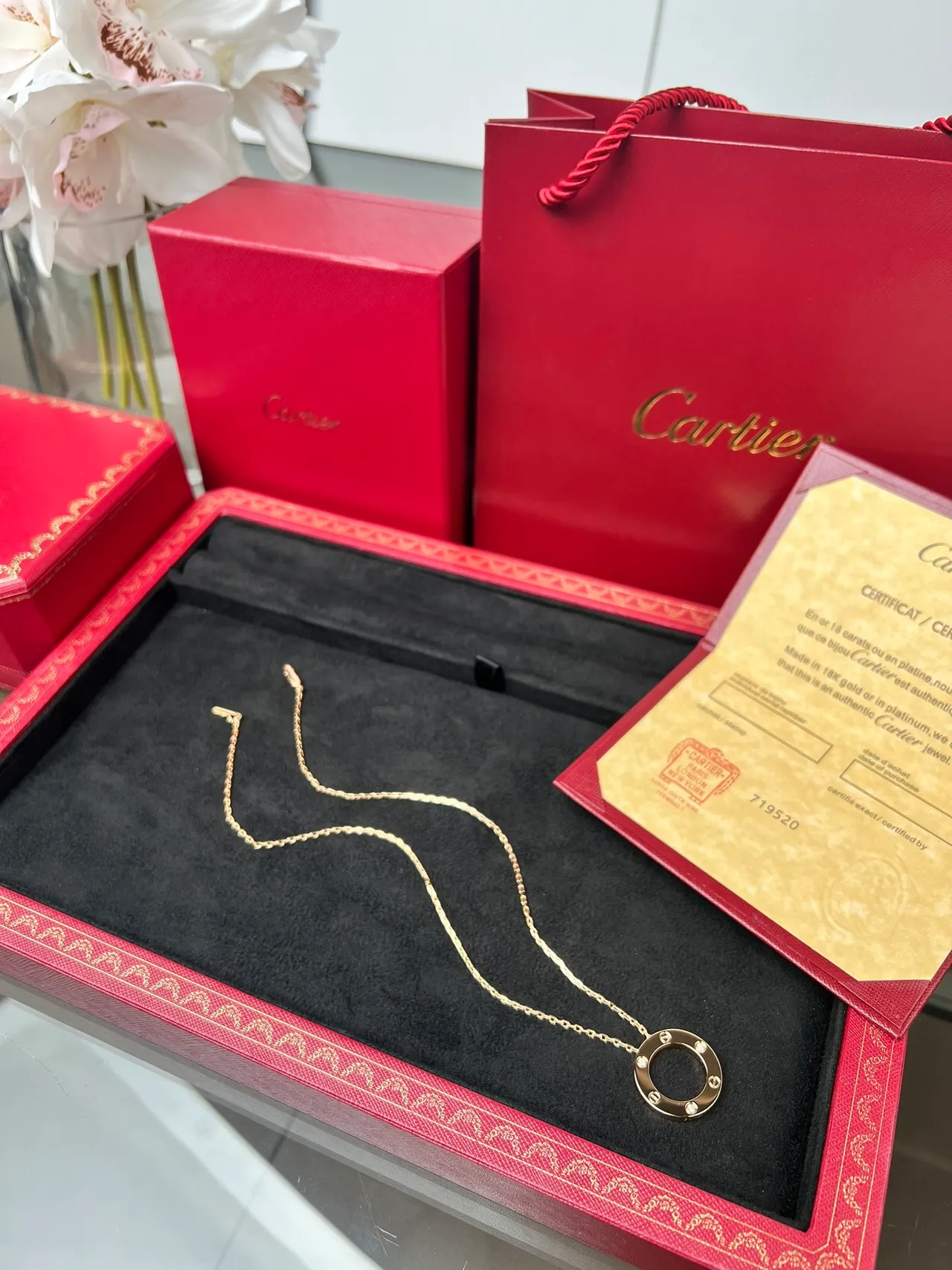 Cartier Love Pingente de círculo aberto em ouro e branco com detalhe de motivo de parafuso colar 7