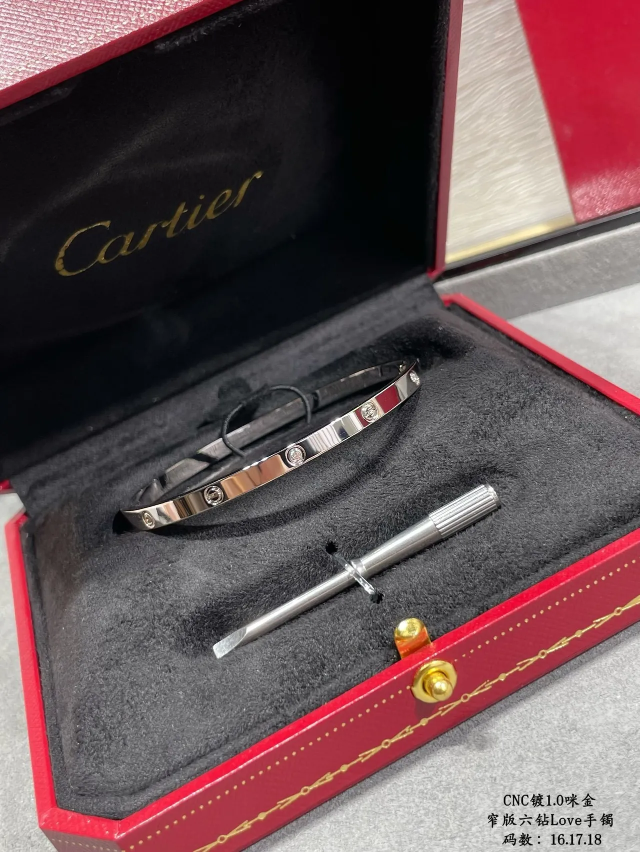 Bracelet Cartier Amour motif à vis de six pierres 4