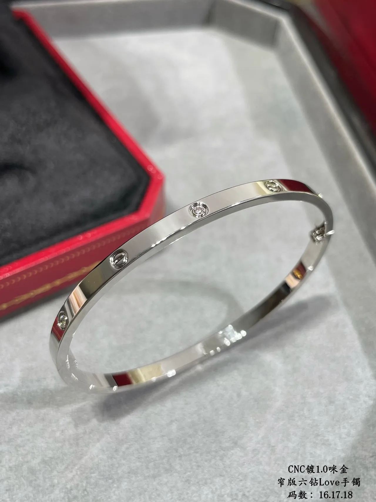Bracelet Cartier Amour motif à vis de six pierres 7