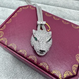 Cartier Panthère डायमंड और इमरल्ड पैंथर हेड नेकलेस