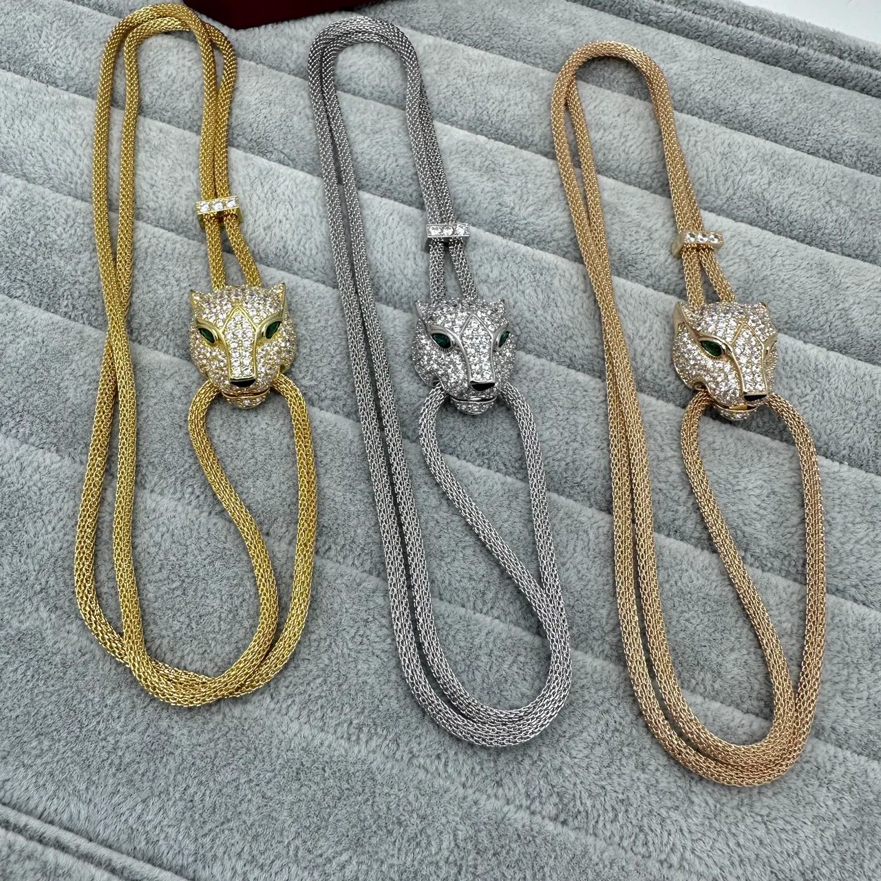 Cartier Panthère collier diamants et émeraudes tête de panthère 2