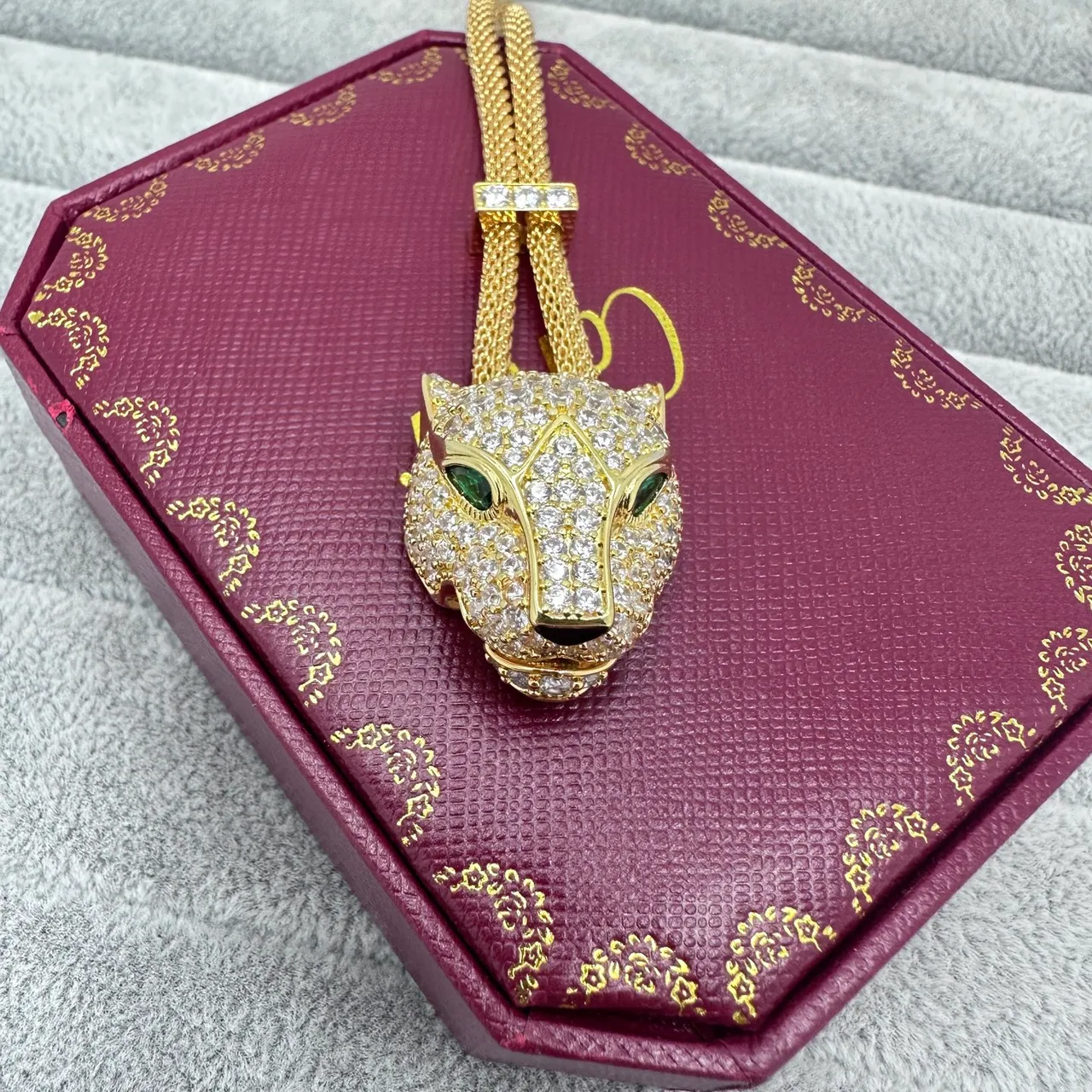 Cartier Panthère collier diamants et émeraudes tête de panthère 3