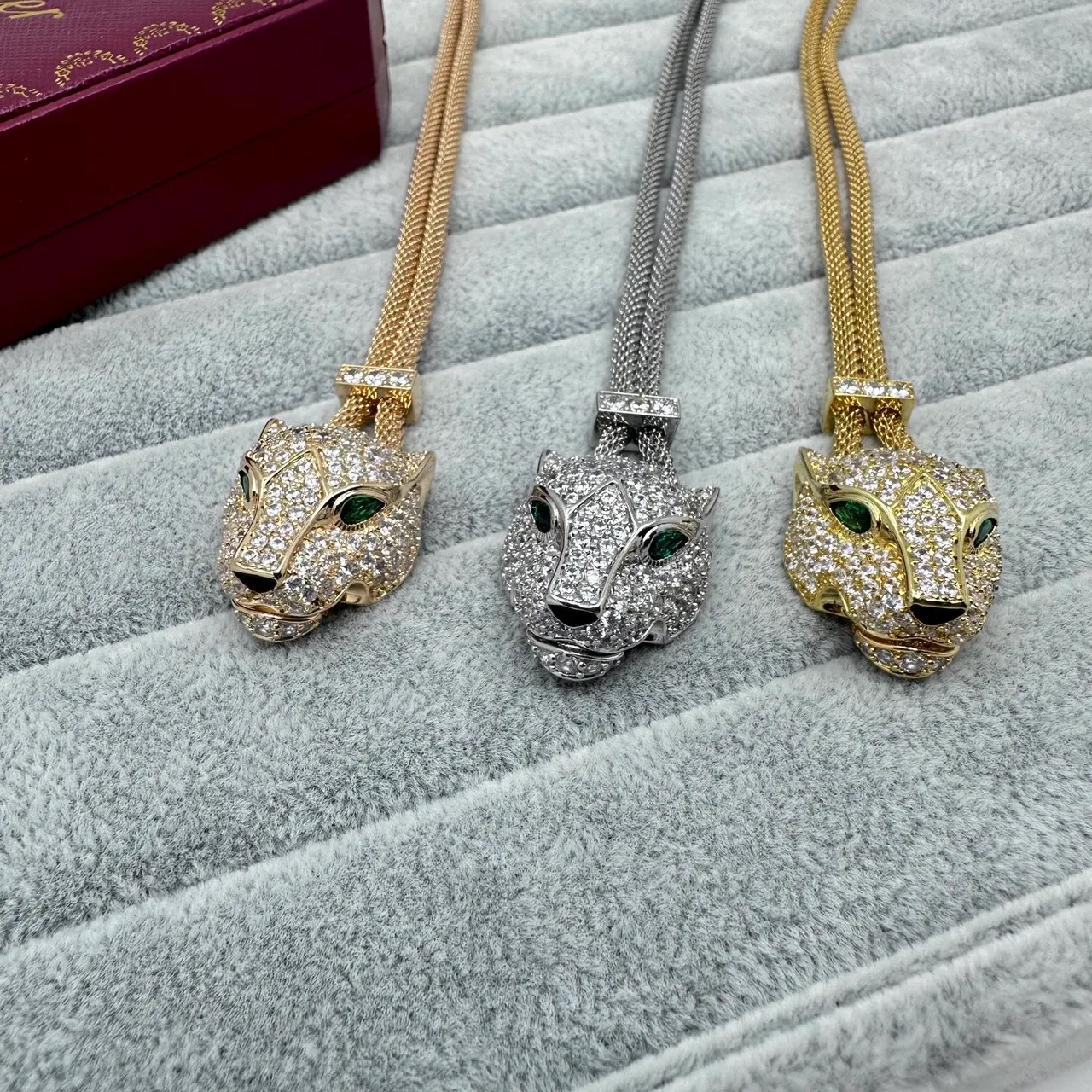 Cartier Panthère collier diamants et émeraudes tête de panthère 4