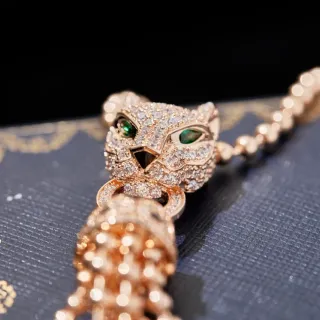 Cartier Panthère पैंथर हेड Pavé हीरा और पन्ना हार