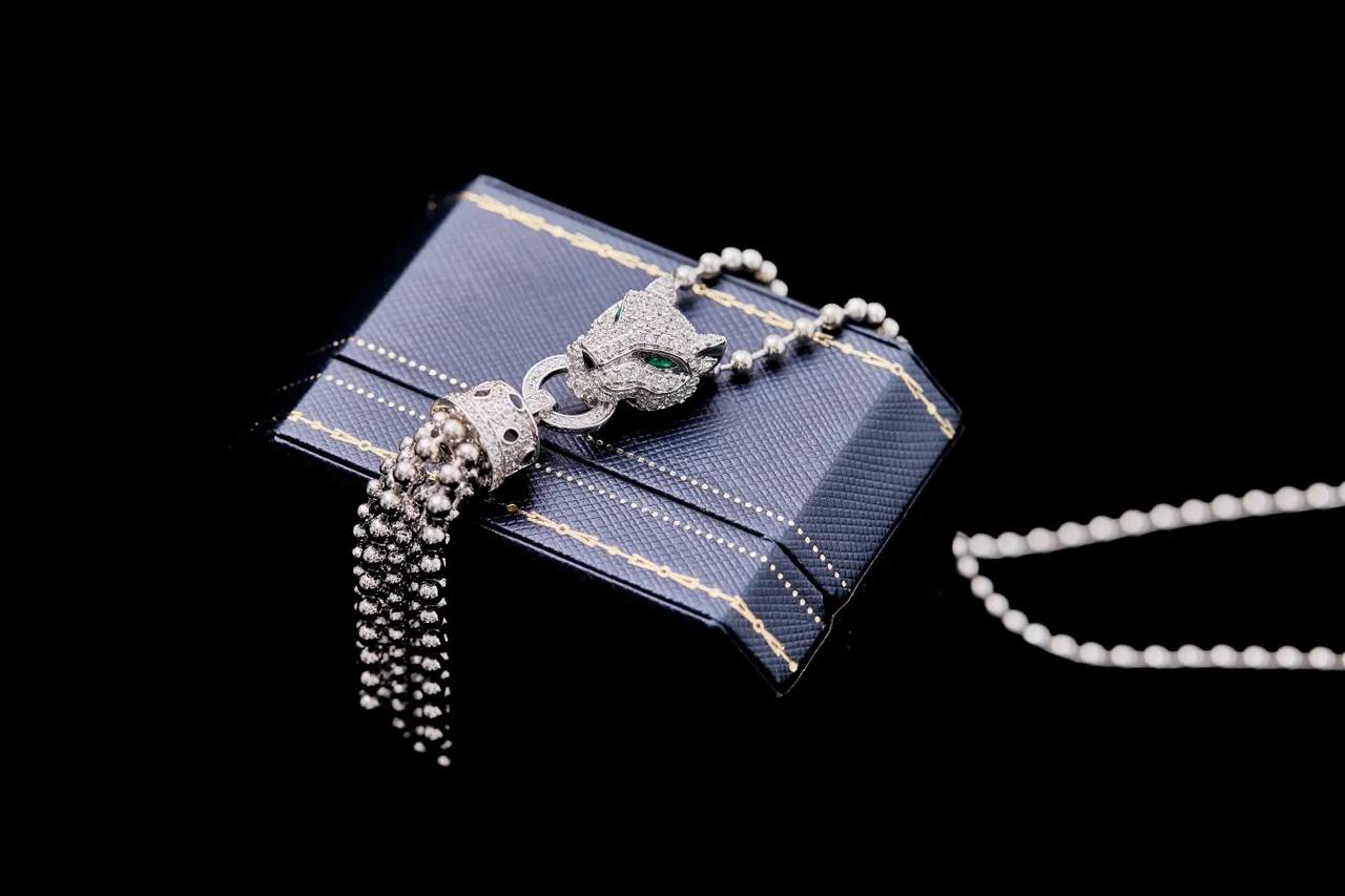 Cartier Panthère Tête de Panthère Pavé Diamants et Émeraudes Collier 3