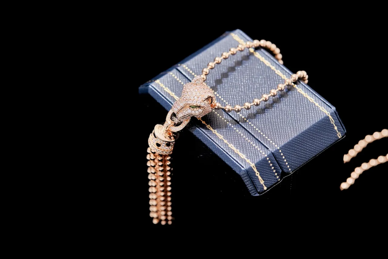 Cartier Panthère Tête de Panthère Pavé Diamants et Émeraudes Collier 5