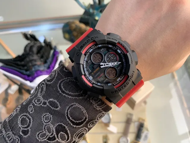 Casio G-Shock GA-100 Montre Sportive Noire et Rouge 2