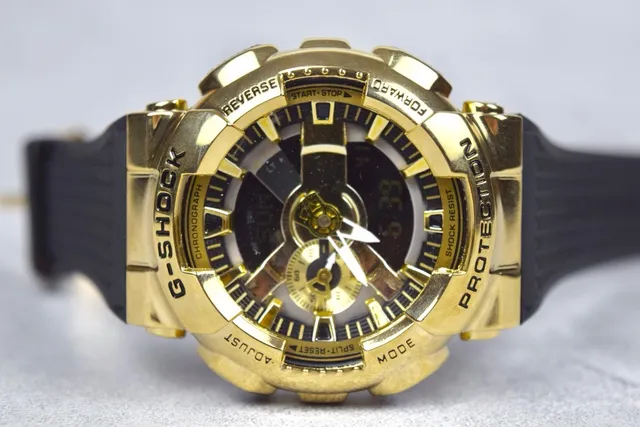 Casio G-Shock GA-110 Montre Sportive Ton Doré et Noir 2