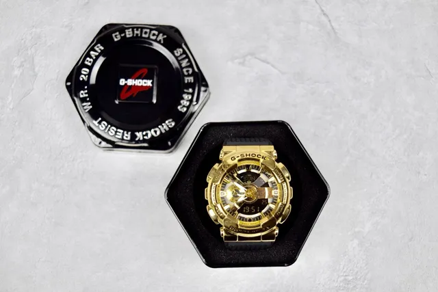 Casio G-Shock GA-110 Montre Sportive Ton Doré et Noir 4