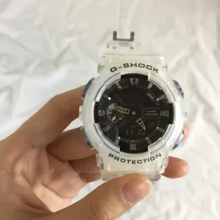 Casio G-Shock Montre sport avec cadran noir en résine transparente