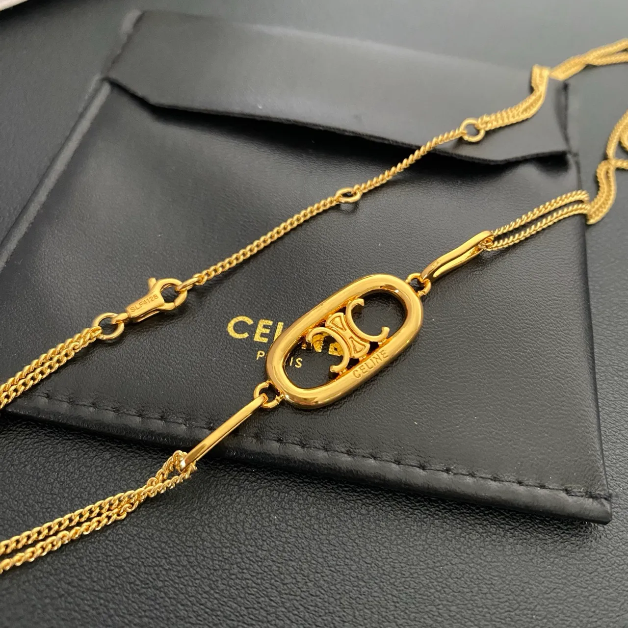 Celine Triomphe Collier Doré Ovale CC Logo 5