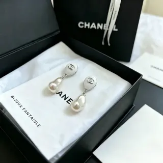 Chanel Bijoux Fantaisie Baroque Pearl Drop Earrings