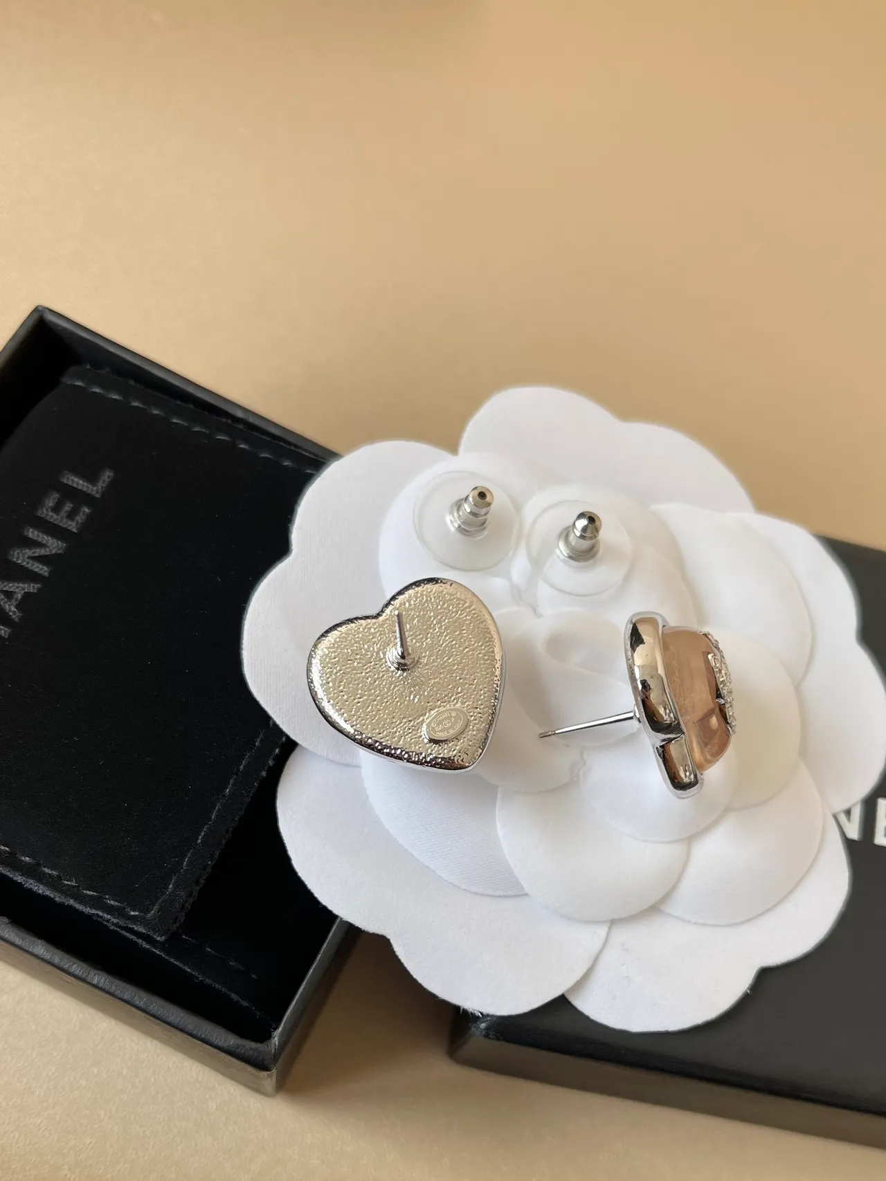 Chanel Bijoux Fantaisie गुलाबी नीली दिल के आकार के इमेल भरे कर्णफूल 3