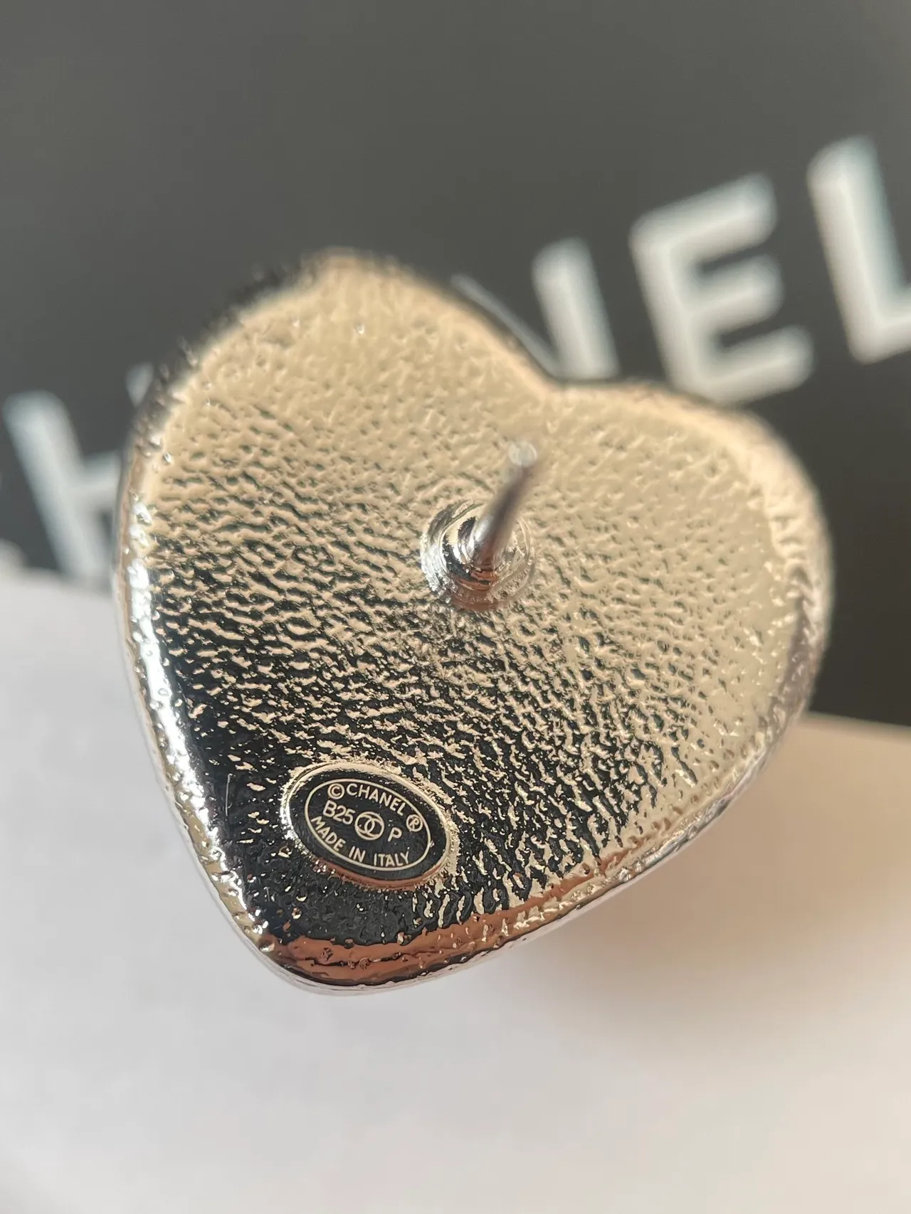 Chanel Bijoux Fantaisie गुलाबी नीली दिल के आकार के इमेल भरे कर्णफूल 4