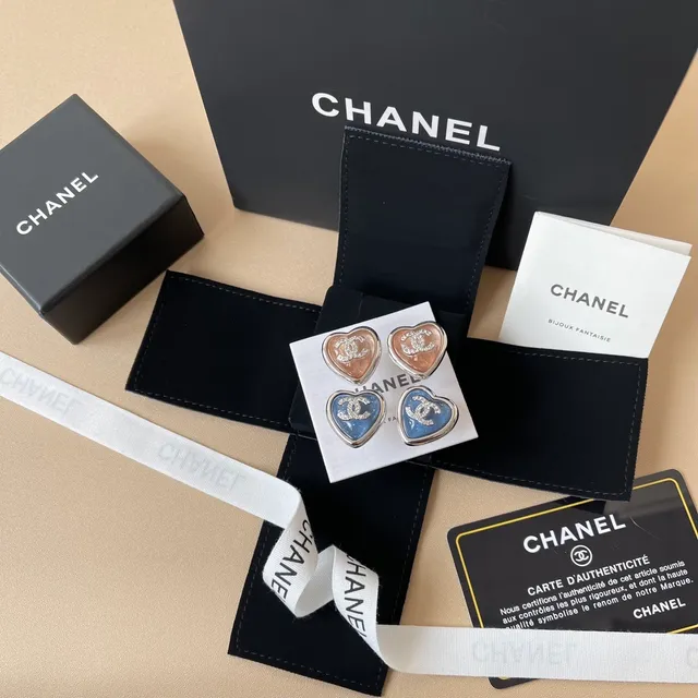 Chanel Bijoux Fantaisie गुलाबी नीली दिल के आकार के इमेल भरे कर्णफूल 5