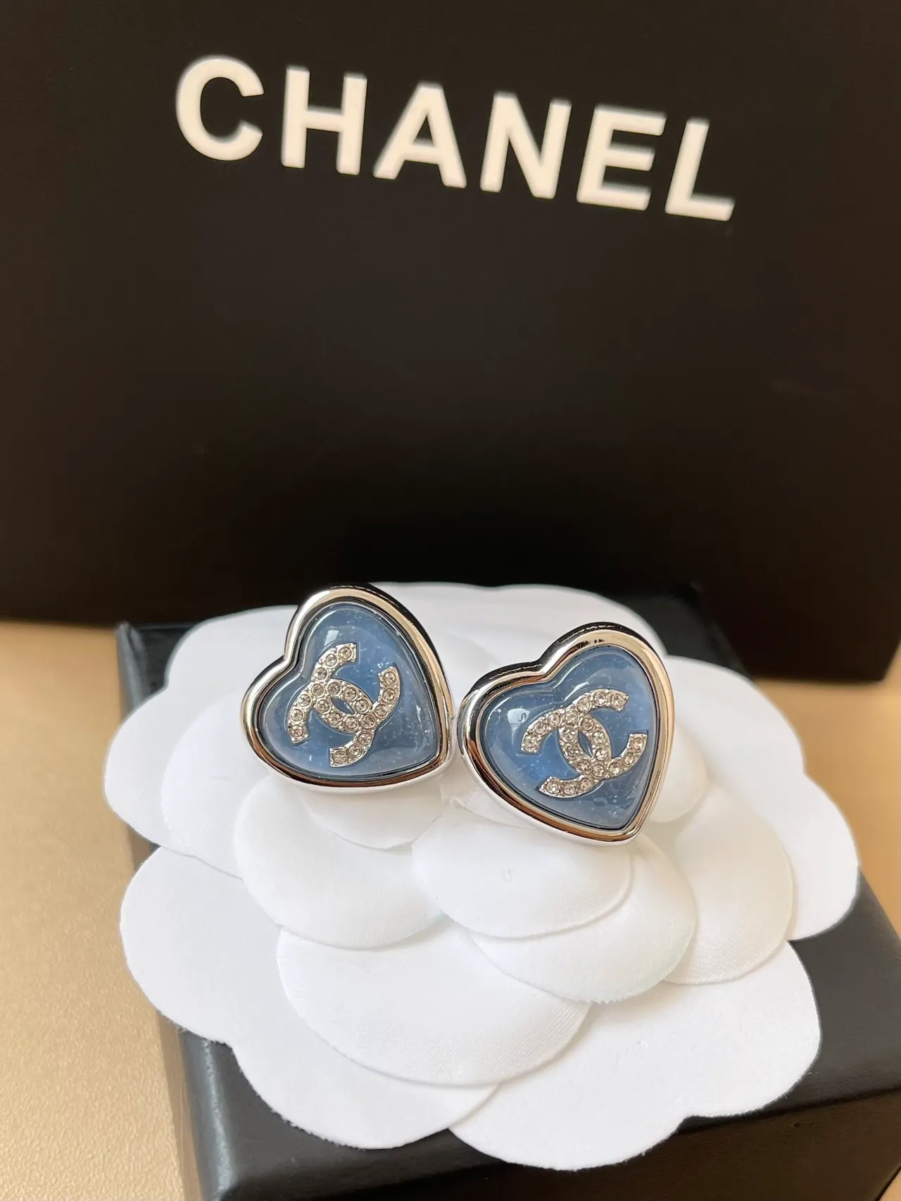 Chanel Bijoux Fantaisie गुलाबी नीली दिल के आकार के इमेल भरे कर्णफूल 8