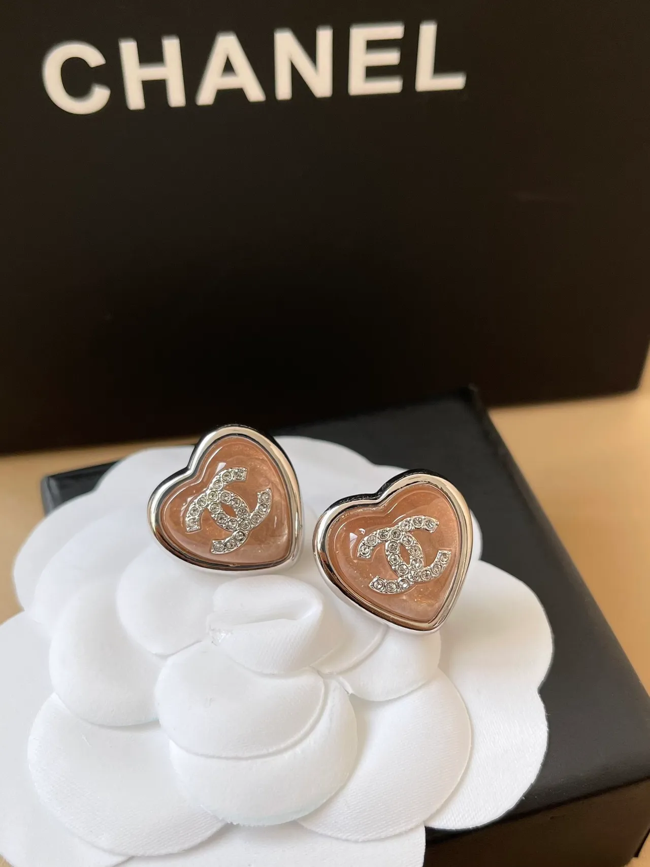 Chanel Bijoux Fantaisie गुलाबी नीली दिल के आकार के इमेल भरे कर्णफूल 9