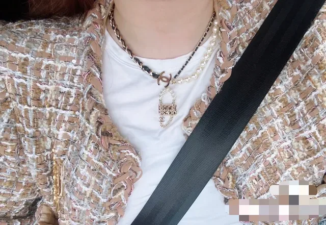 Colar Chanel Preto Dourado Corrente de Pérolas 9