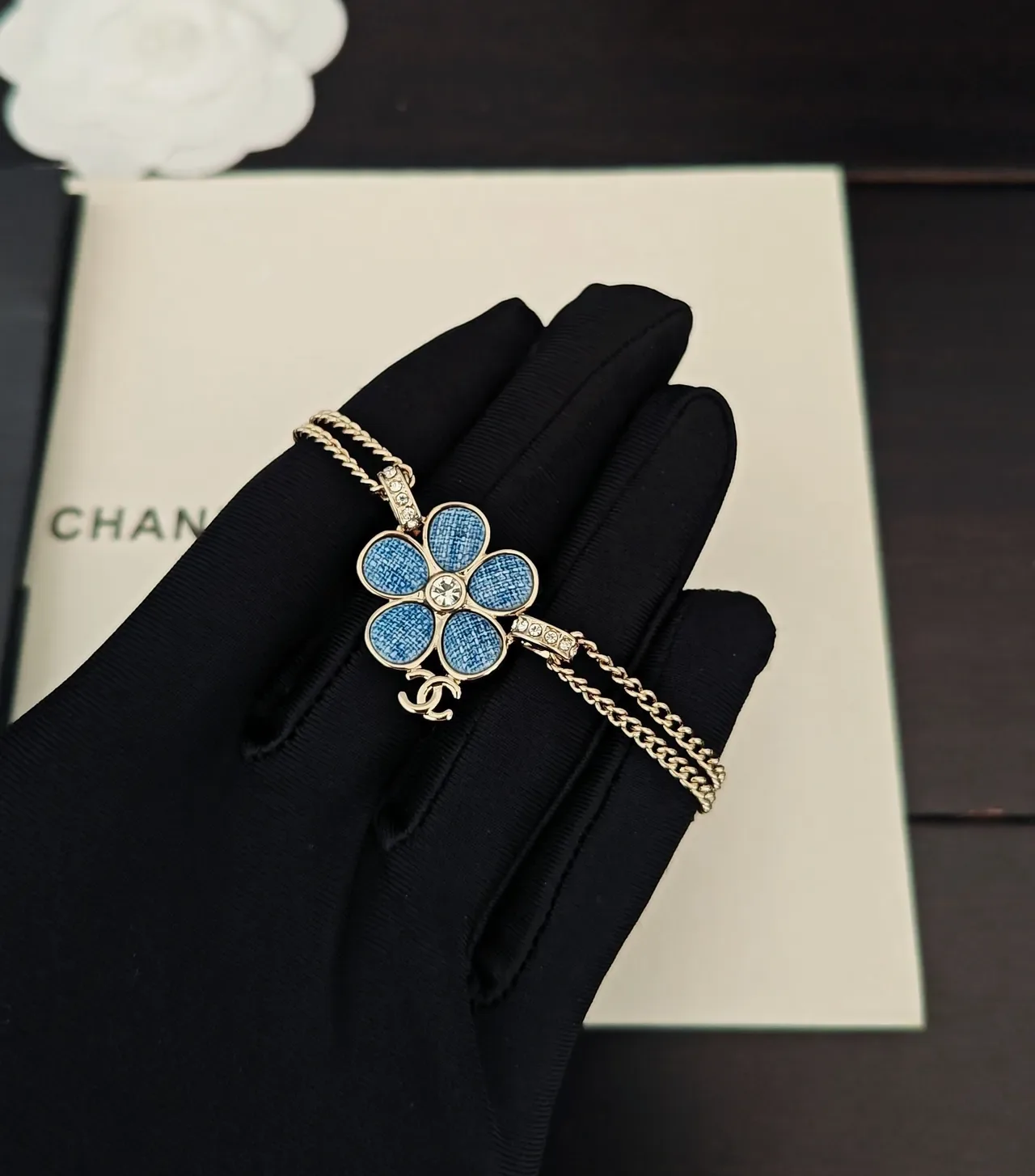 Chanel قلادة زرقاء ذهبية بشكل زهرة منقوشة بقماش الجينز إيمل 2