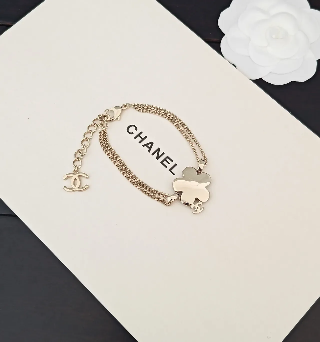 Chanel قلادة زرقاء ذهبية بشكل زهرة منقوشة بقماش الجينز إيمل 3