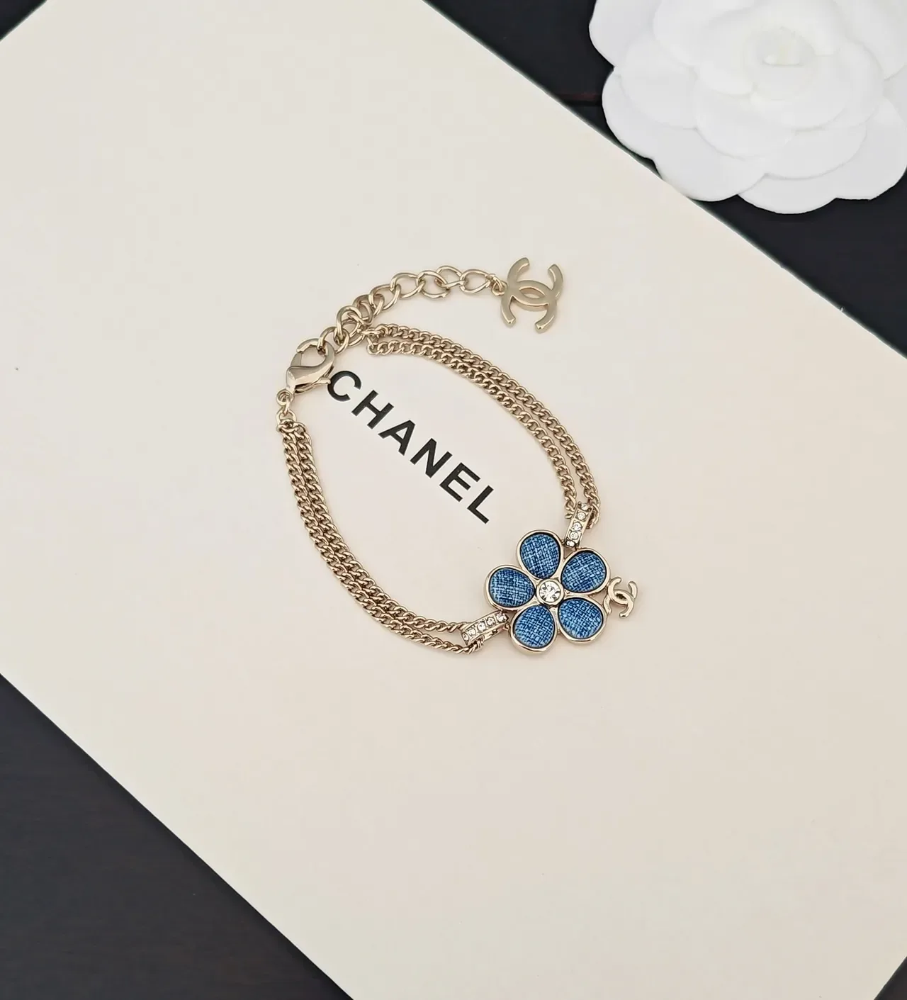 Chanel قلادة زرقاء ذهبية بشكل زهرة منقوشة بقماش الجينز إيمل 4