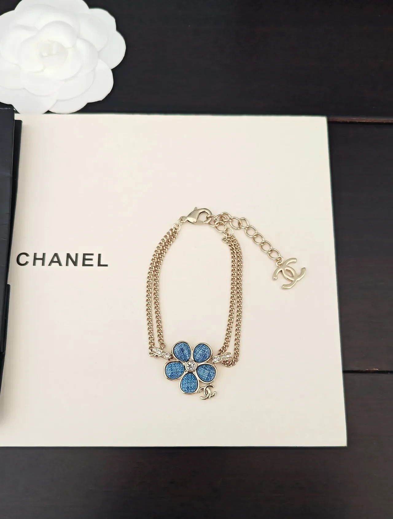Chanel قلادة زرقاء ذهبية بشكل زهرة منقوشة بقماش الجينز إيمل 5