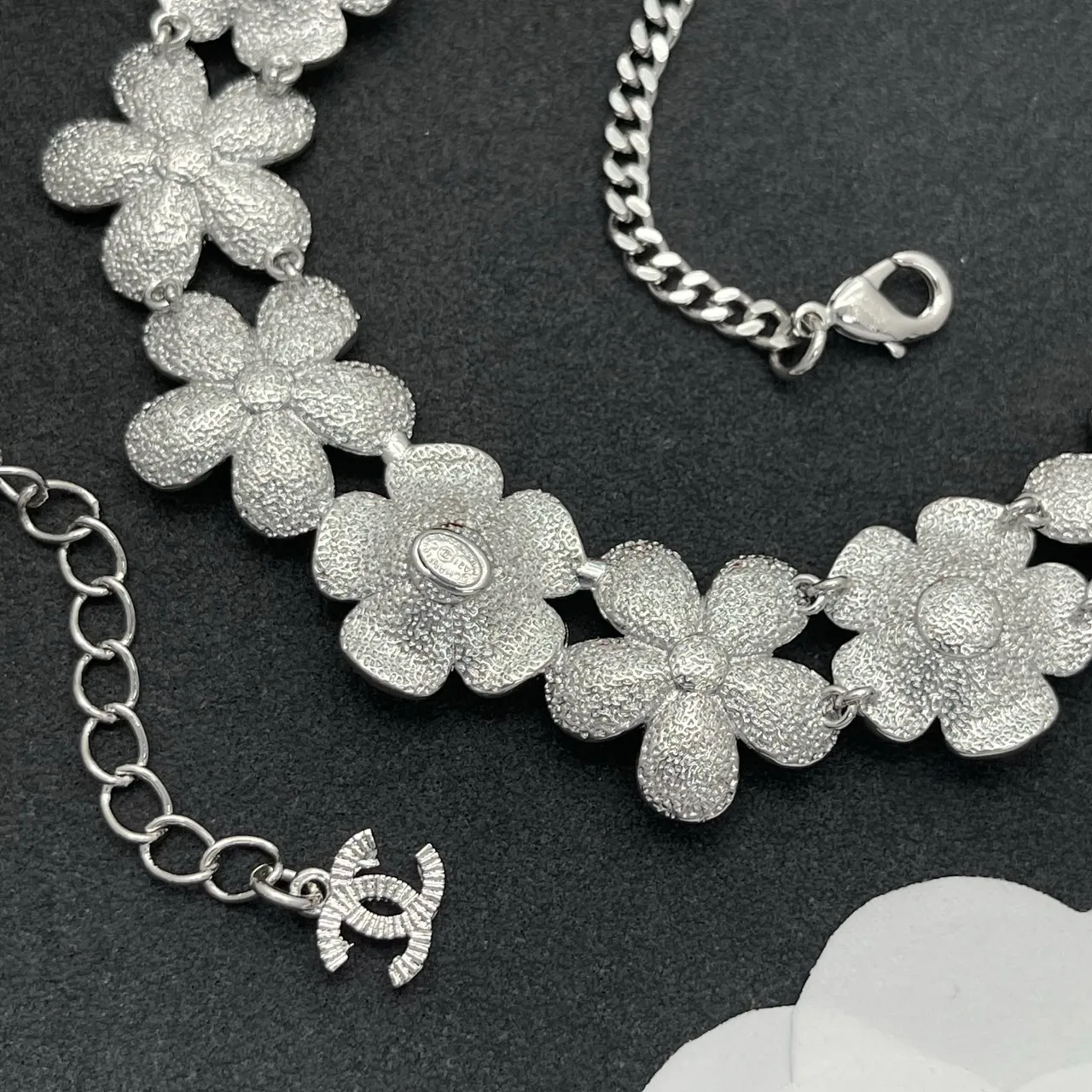 Chanel عقد أزرق فضي زهري بيب مينا وكريستال مزين 3