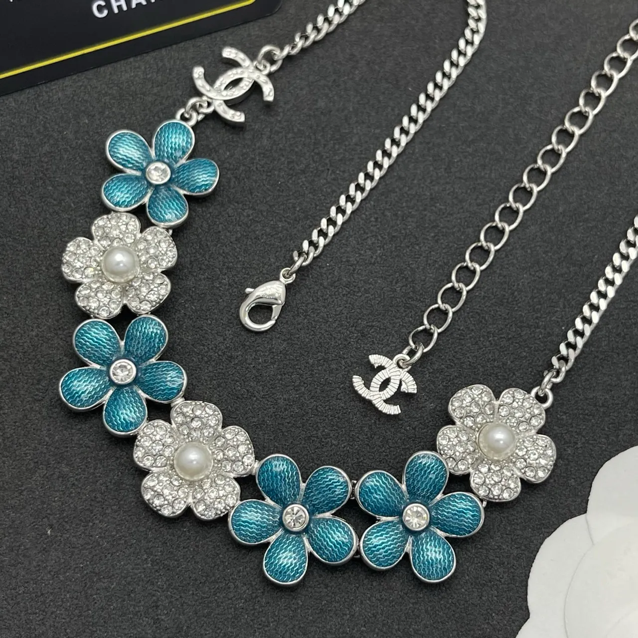 Chanel عقد أزرق فضي زهري بيب مينا وكريستال مزين 4