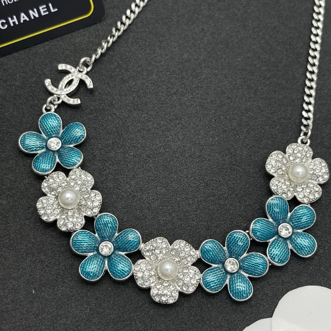 Chanel عقد أزرق فضي زهري بيب مينا وكريستال مزين 5