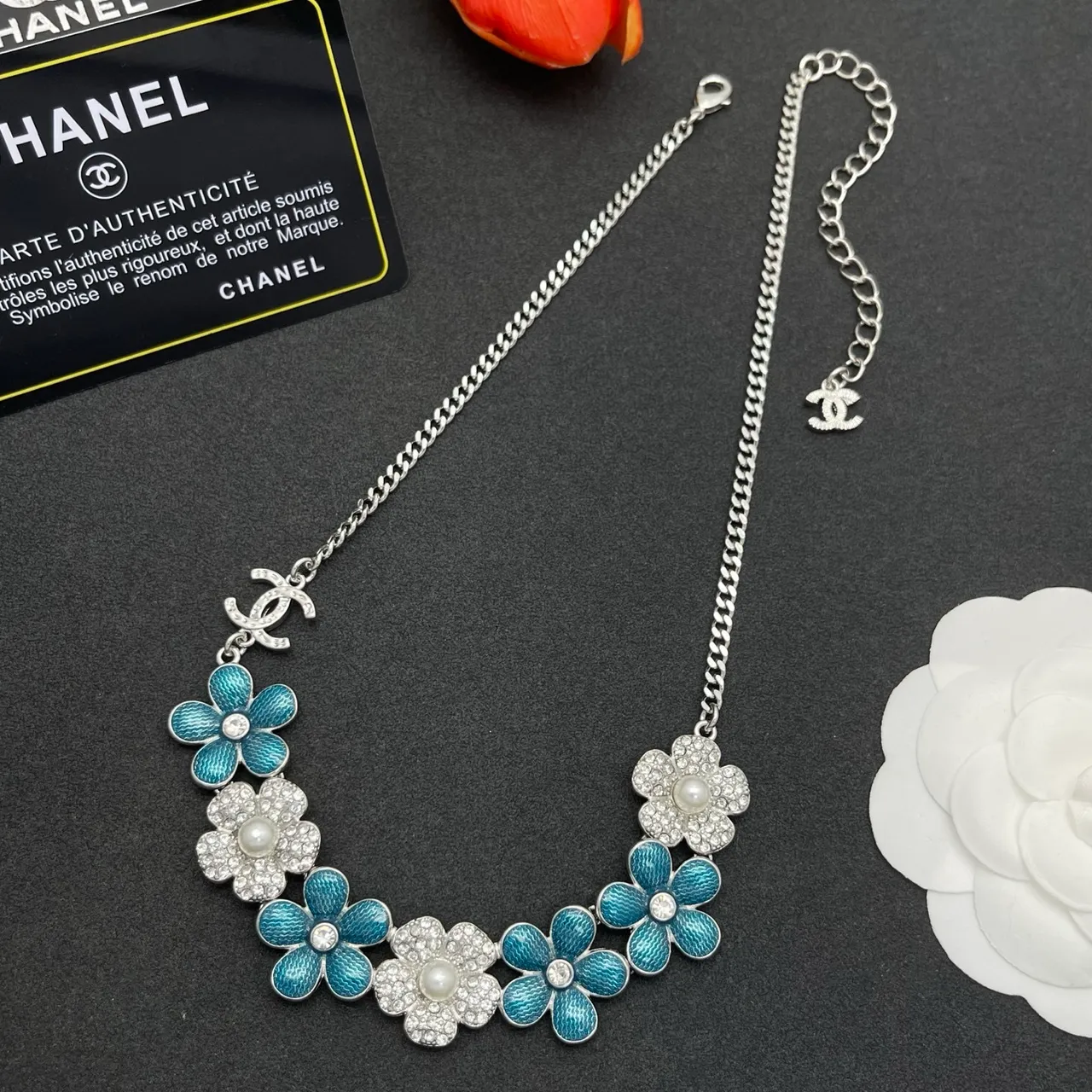 Chanel عقد أزرق فضي زهري بيب مينا وكريستال مزين 6
