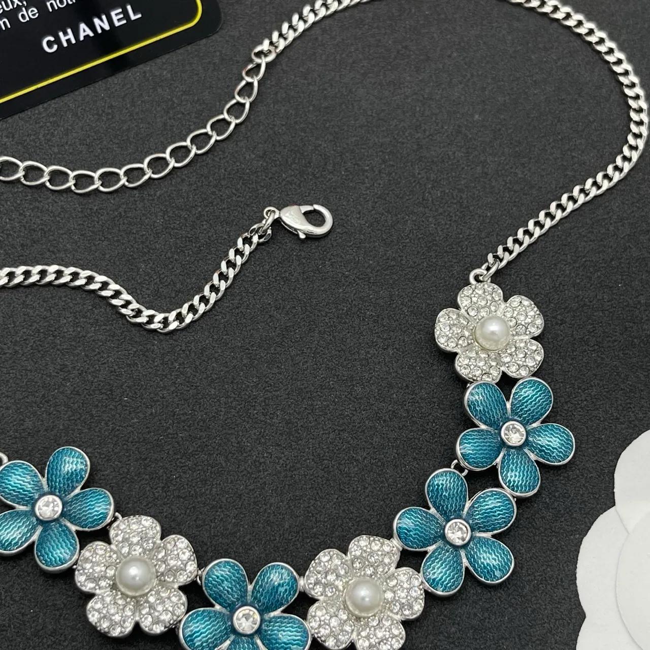 Chanel عقد أزرق فضي زهري بيب مينا وكريستال مزين 7