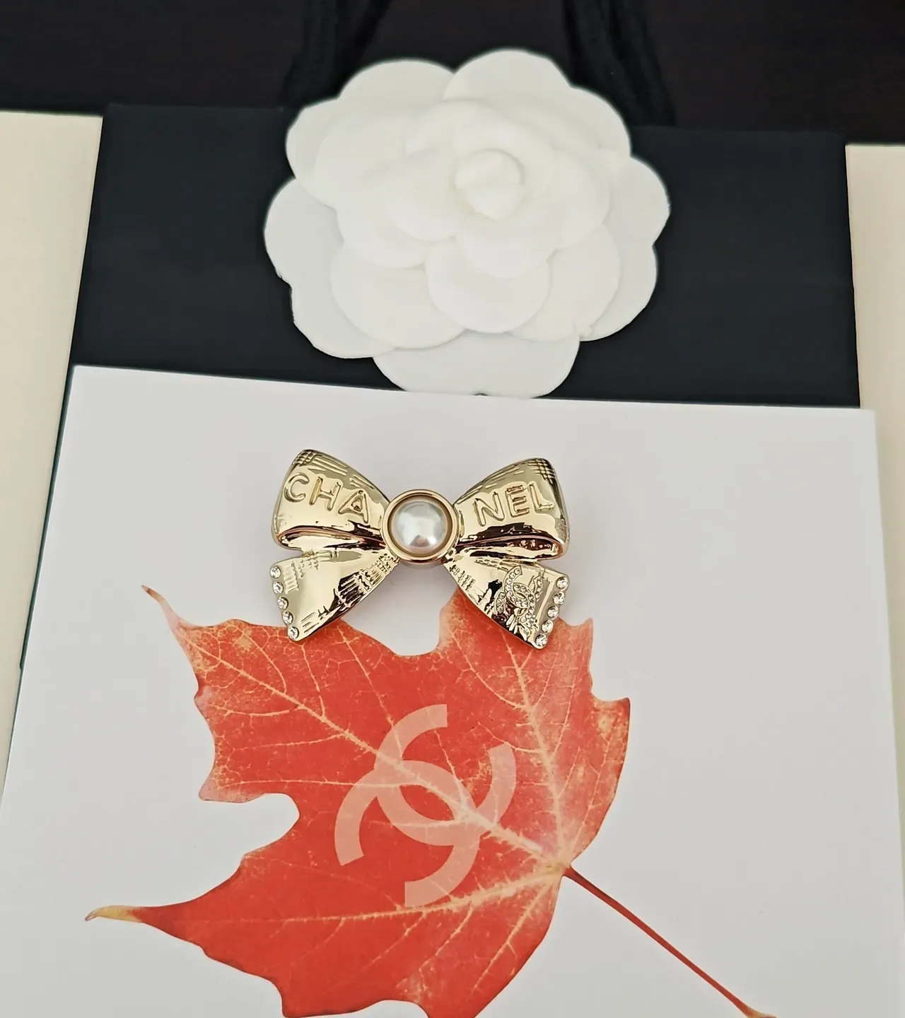 Chanel Broche Nœud Doré Perle Cristal 3