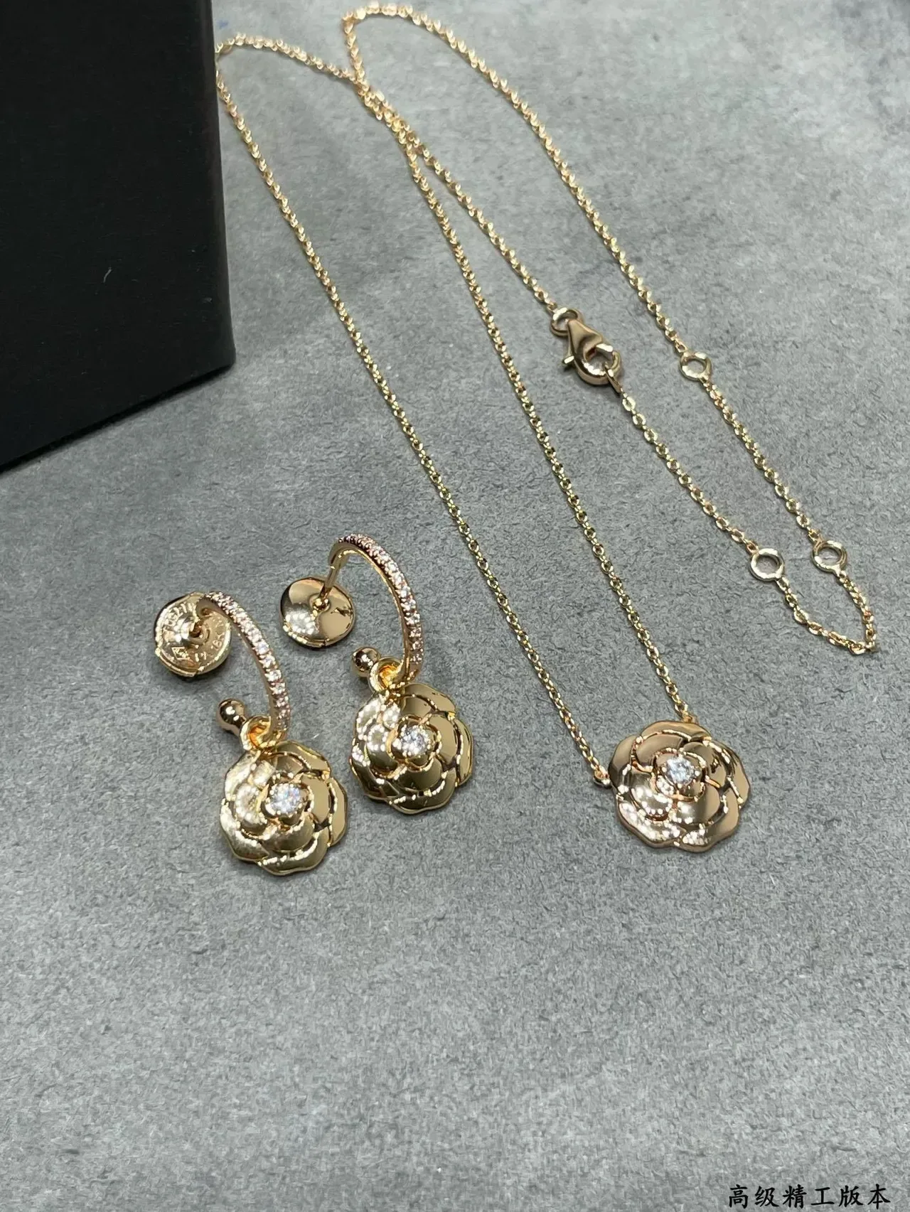 Chanel Camélia Gold Camellia-Shaped Earrings 3