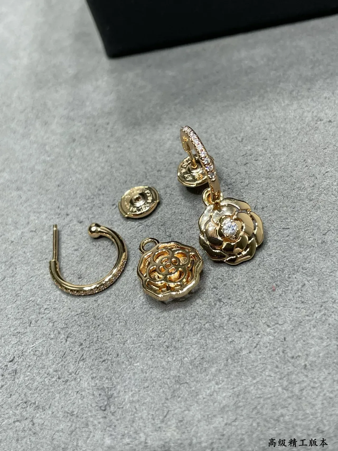 Chanel Camélia Gold Camellia-Shaped Earrings 4