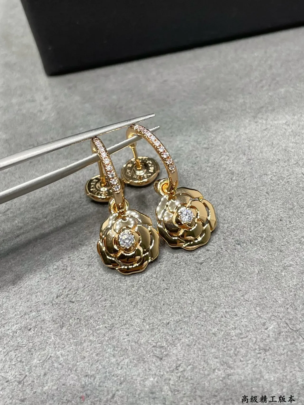 Chanel Camélia Gold Camellia-Shaped Earrings 8